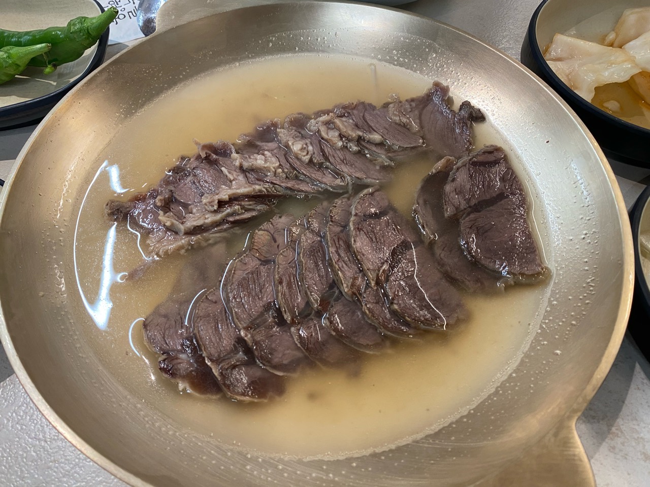 접시에 넓게 펼쳐 나온 옥돌현옥 우수육