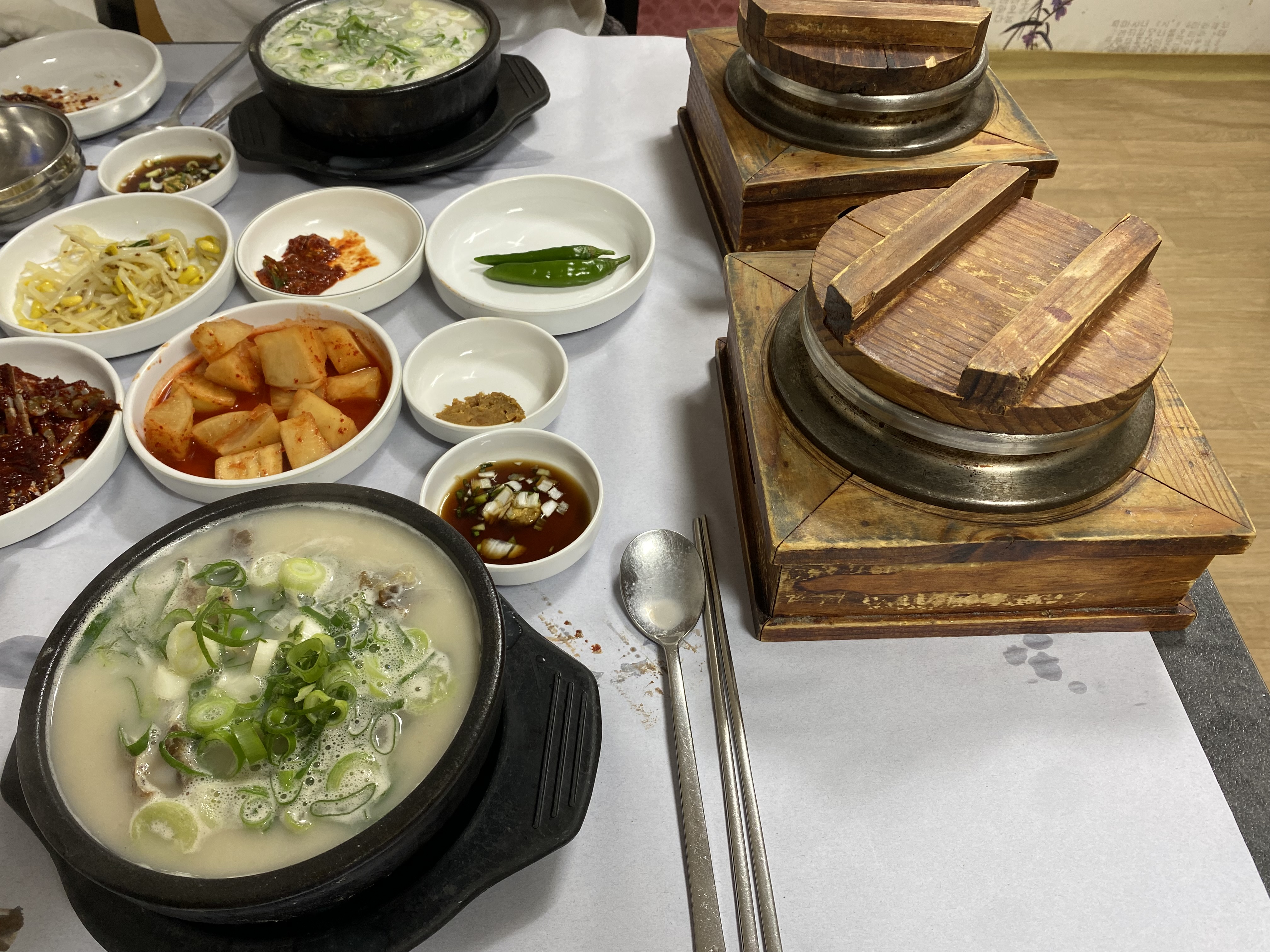 검은 뚝배기의 특 꼬리·도가니탕과 오른쪽 솥밥