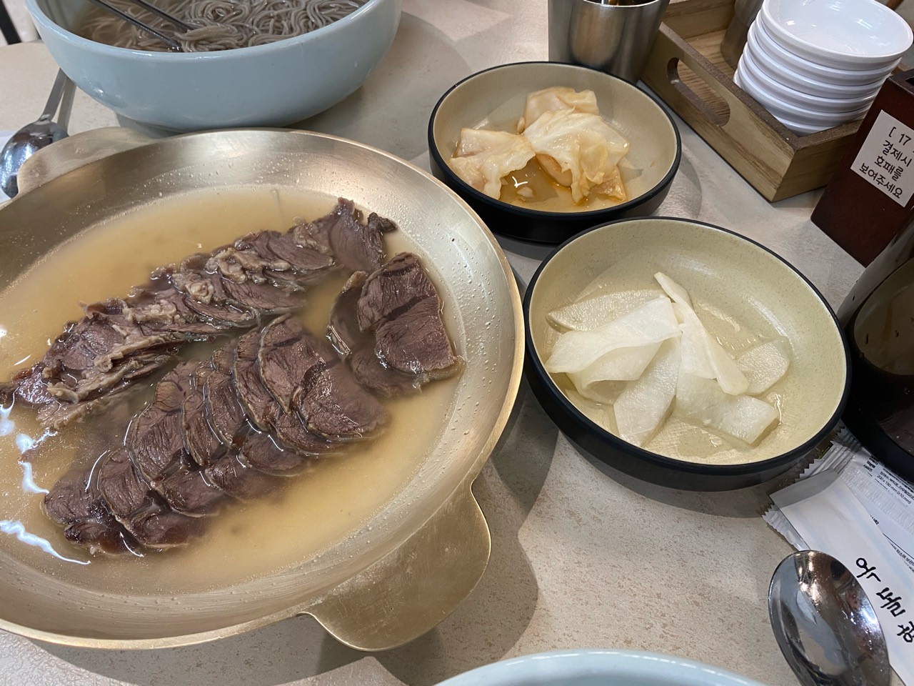 우수육 반 접시와 무절임 및 배추 반찬