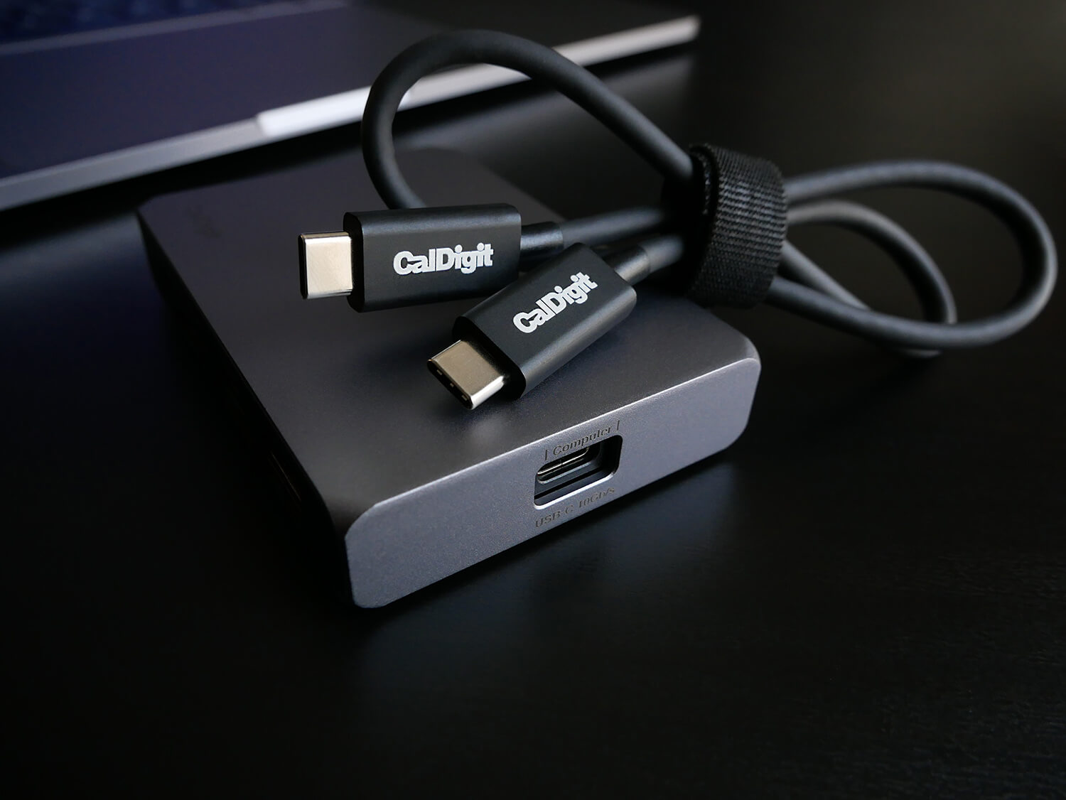 맥에 연결하는 Computer 포트와 분리형 USB-C 케이블의 공식 제품 사진.