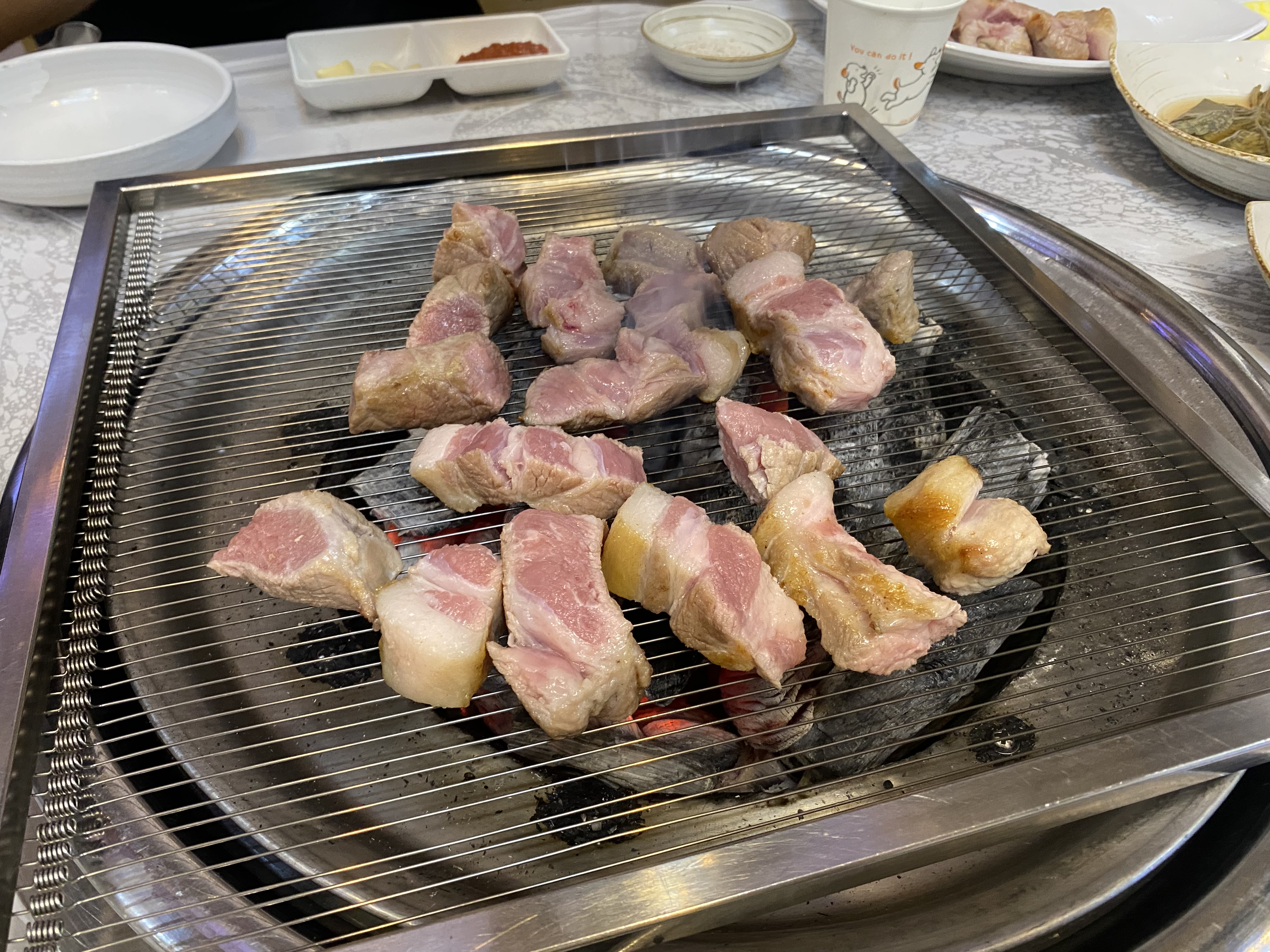 두툼하게 잘린 목살과 드러난 단면.