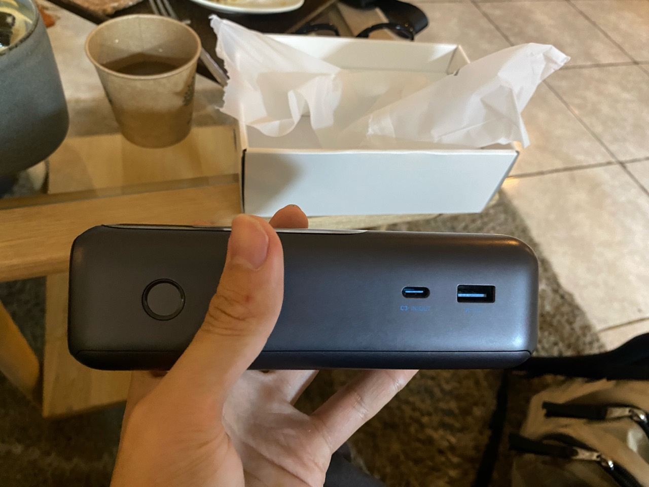 앤커 A1695 측면의 USB-C와 USB-A 포트 및 버튼