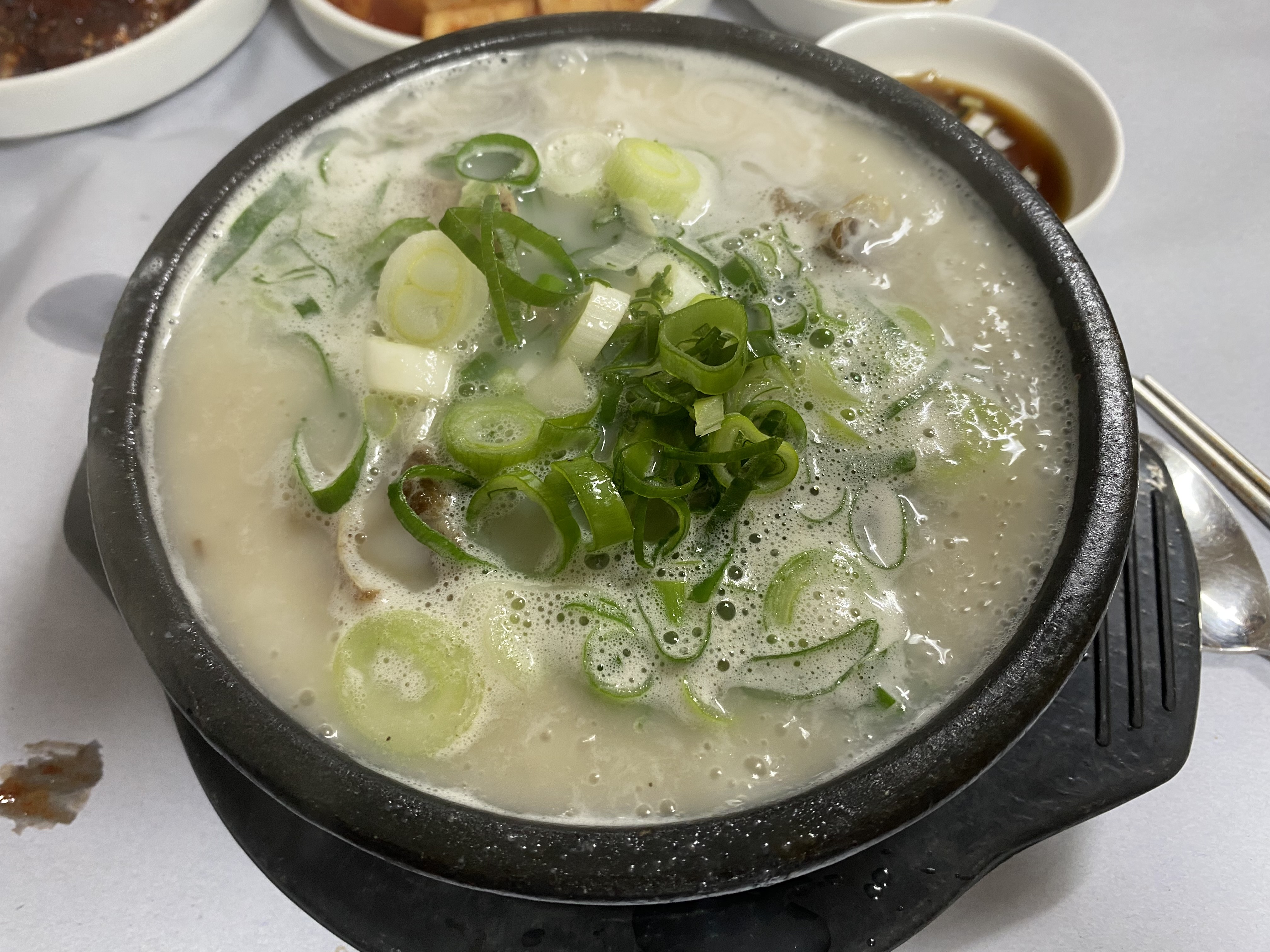 우윳빛 꼬리·도가니탕 국물과 큼직하게 썬 대파