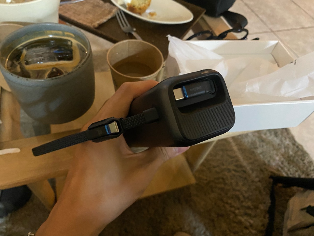 앤커 A1695 상단 릴형 USB-C 케이블과 스트랩형 USB-C 케이블