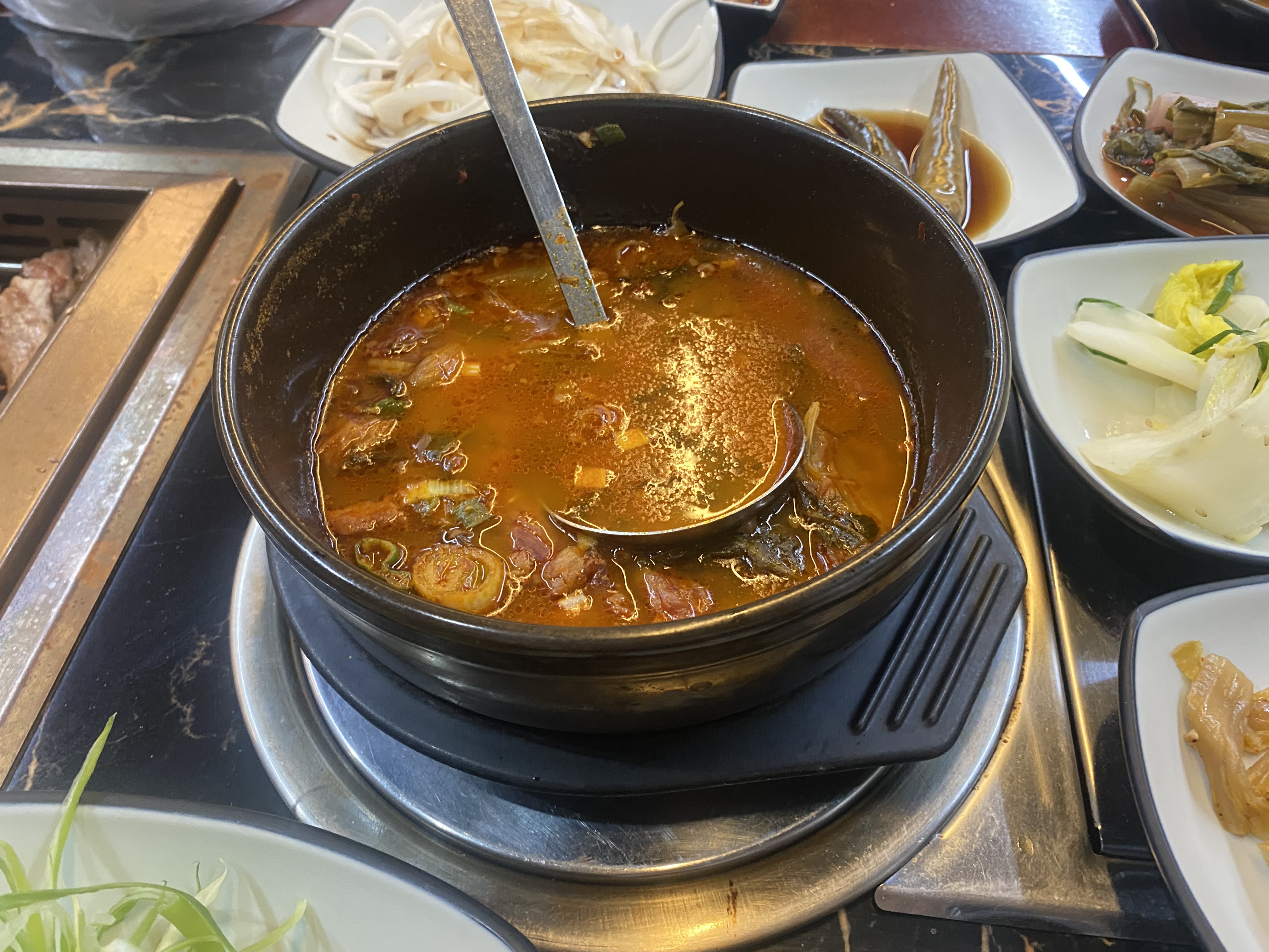 고기와 함께 무료로 나온 작은 국